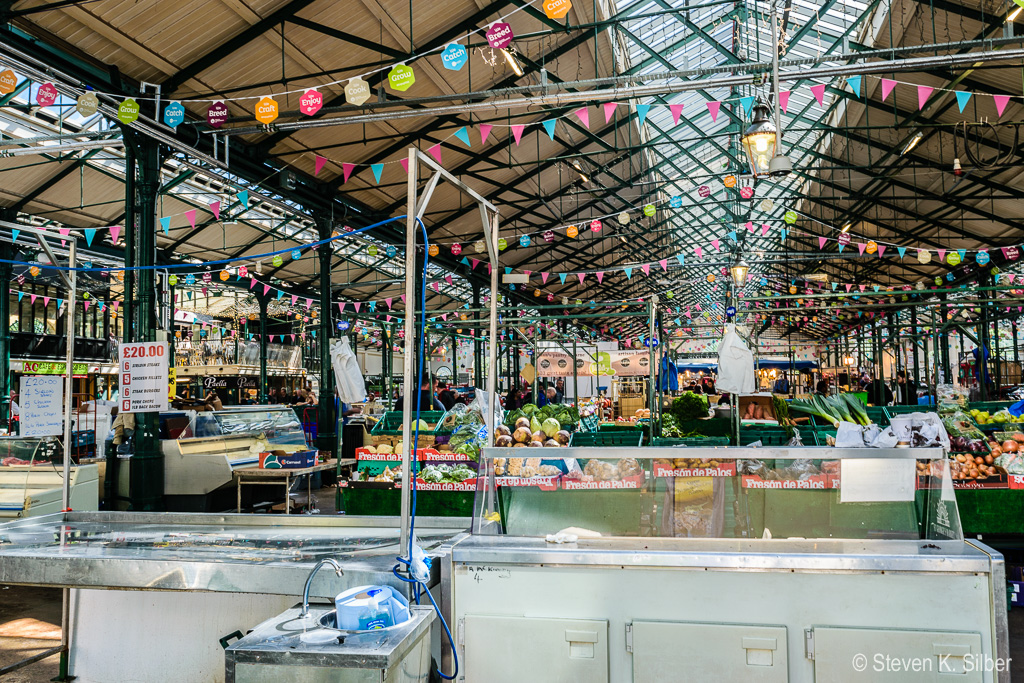 St. George's Farmers' Market. (1/10 sec at f / 9.0,  ISO 100,  20 mm, 18.0-55.0 mm f/3.5-5.6 ) May 05, 2017