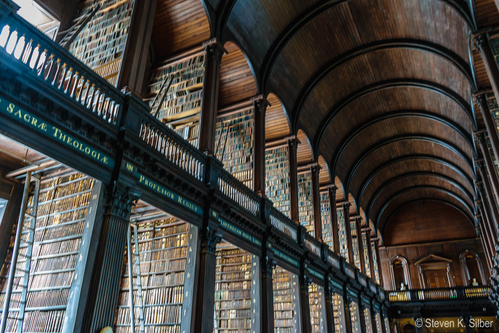 200,000 volumes in this room - don't know who counted them..... (1/6 sec at f / 5.0,  ISO 800,  18 mm, 18.0-55.0 mm f/3.5-5.6 ) May 04, 2017