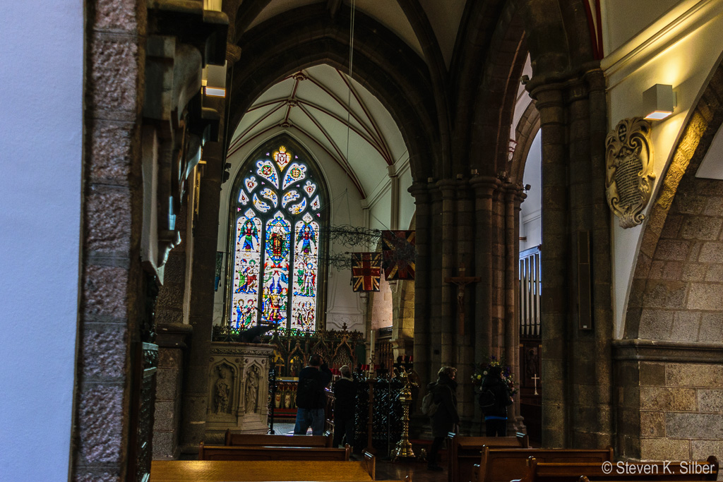 Chancel area with pulpit and the barbed wire crown of thorns. (1/160 sec at f / 4.0,  ISO 500,  24 mm, 18.0-55.0 mm f/3.5-5.6 ) May 02, 2017