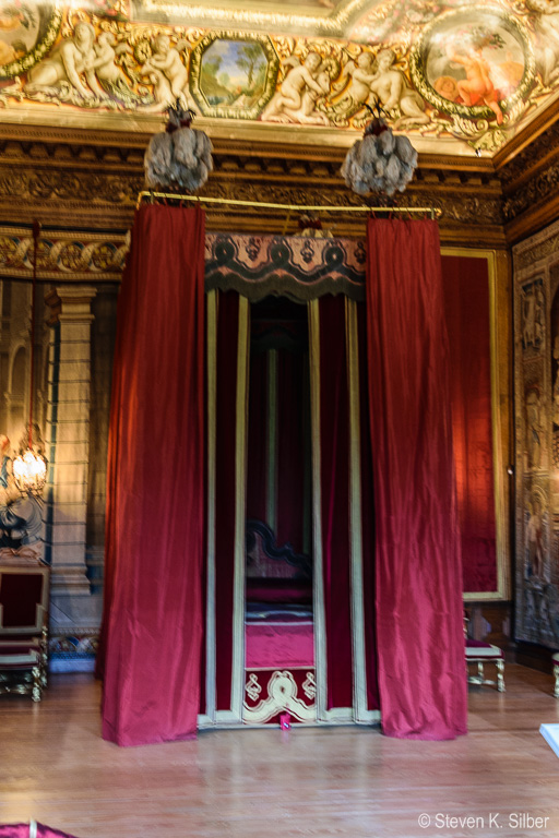 Royal Bed Chamber (0.4 sec at f / 3.5,  ISO 500,  18 mm, 18.0-55.0 mm f/3.5-5.6 ) April 28, 2017