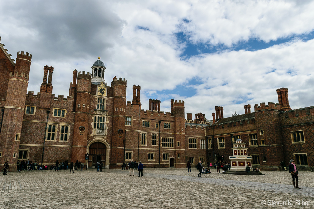 Palace of chimneys (1/1000 sec at f / 10,  ISO 100,  18 mm, 18.0-55.0 mm f/3.5-5.6 ) April 28, 2017