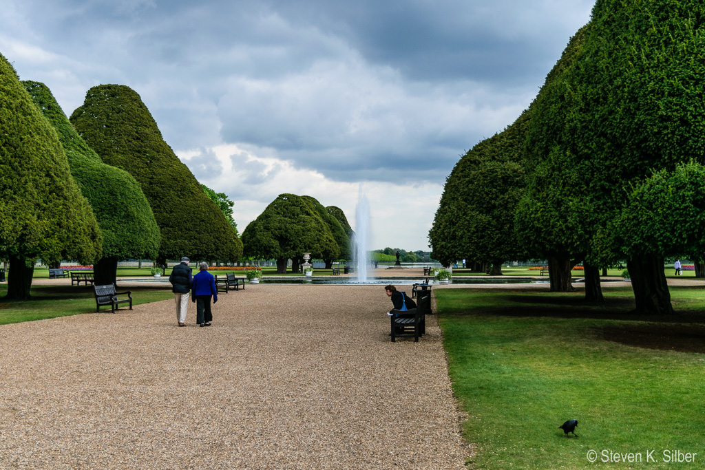 Queen's Jubilee Fountain - 50 years of reign. (1/1000 sec at f / 4.2,  ISO 100,  30 mm, 18.0-55.0 mm f/3.5-5.6 ) April 28, 2017