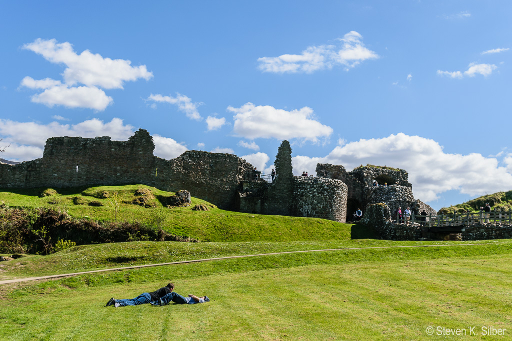 Land approach to Urquhart Castle (1/800 sec at f / 7.1,  ISO 100,  31 mm, 18.0-55.0 mm f/3.5-5.6 ) May 09, 2017