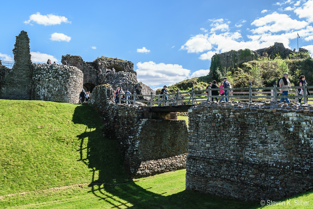 Bridge to castle, perhaps over old moat location? (1/200 sec at f / 8.0,  ISO 100,  22 mm, 18.0-55.0 mm f/3.5-5.6 ) May 09, 2017