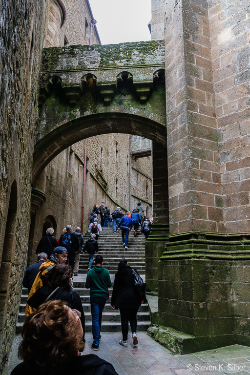 Beginning of the approximately 350 stops up to the abbey entrance. (1/320 sec at f / 6.3,  ISO 800,  18 mm, 18.0-55.0 mm f/3.5-5.6 ) May 12, 2017