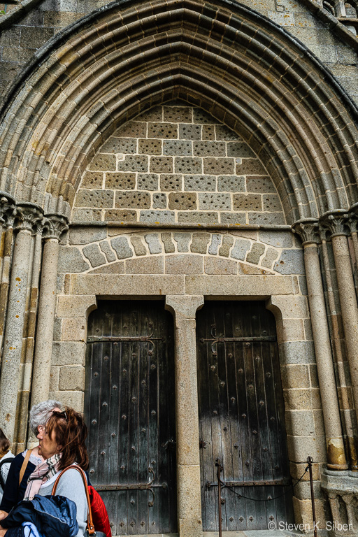 Main doors to the abbey. (1/400 sec at f / 8.0,  ISO 100,  18 mm, 18.0-55.0 mm f/3.5-5.6 ) May 12, 2017