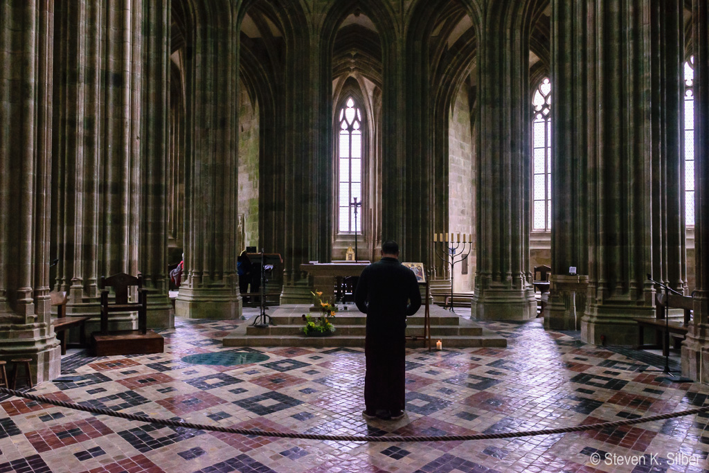 Chancel/Altar area from the center of the transept. (1/320 sec at f / 8.0,  ISO 800,  24 mm, 18.0-55.0 mm f/3.5-5.6 ) May 12, 2017