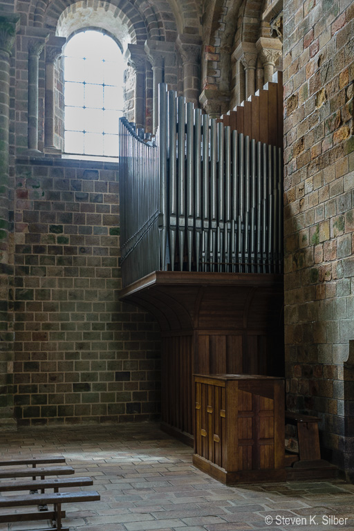 Right arm of the cathedral transept. (1/15 sec at f / 8.0,  ISO 800,  26 mm, 18.0-55.0 mm f/3.5-5.6 ) May 12, 2017