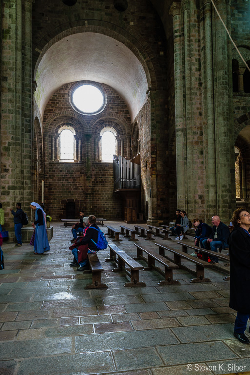 Organ and Center of transept from the left arm  of the transept. (1/15 sec at f / 8.0,  ISO 800,  18 mm, 18.0-55.0 mm f/3.5-5.6 ) May 12, 2017