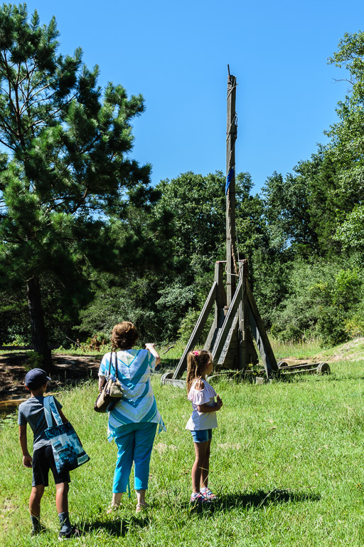 Connie explains the trebuchet. (1/160 sec at f / 9.0,  ISO 200,  26 mm, 18.0-55.0 mm f/3.5-5.6 ) July 11, 2019