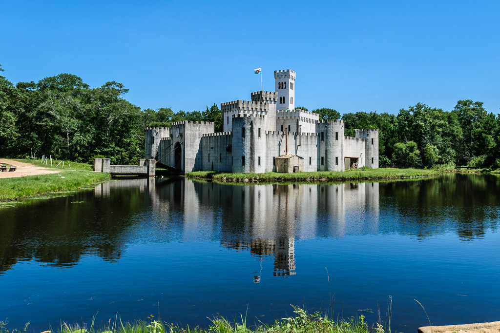 Across the moat with reflection. (1/640 sec at f / 9.0,  ISO 200,  18 mm, 18.0-55.0 mm f/3.5-5.6 ) July 11, 2019