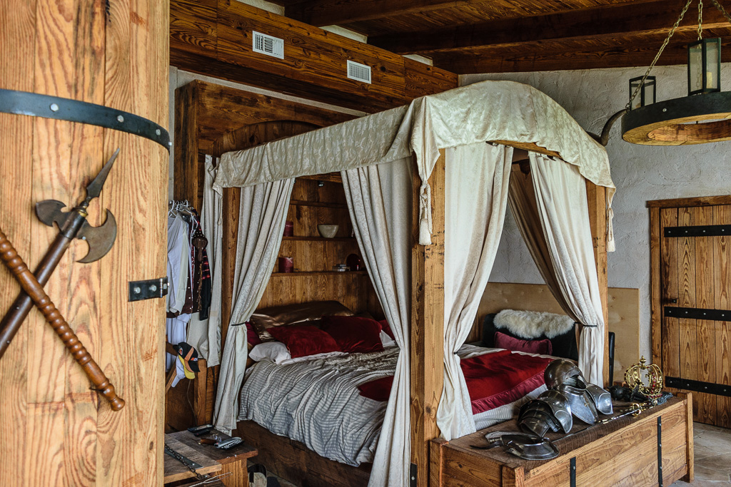 King's bed chamber. (1/80 sec at f / 4.5,  ISO 800,  18 mm, 18.0-55.0 mm f/3.5-5.6 ) July 11, 2019