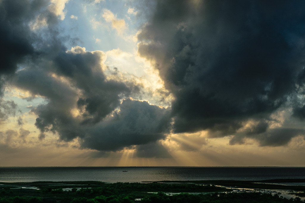 more crepuscular rays. (1/250 sec at f / 14,  ISO 100,  38 mm, 18.0-55.0 mm f/3.5-5.6 ) June 29, 2017