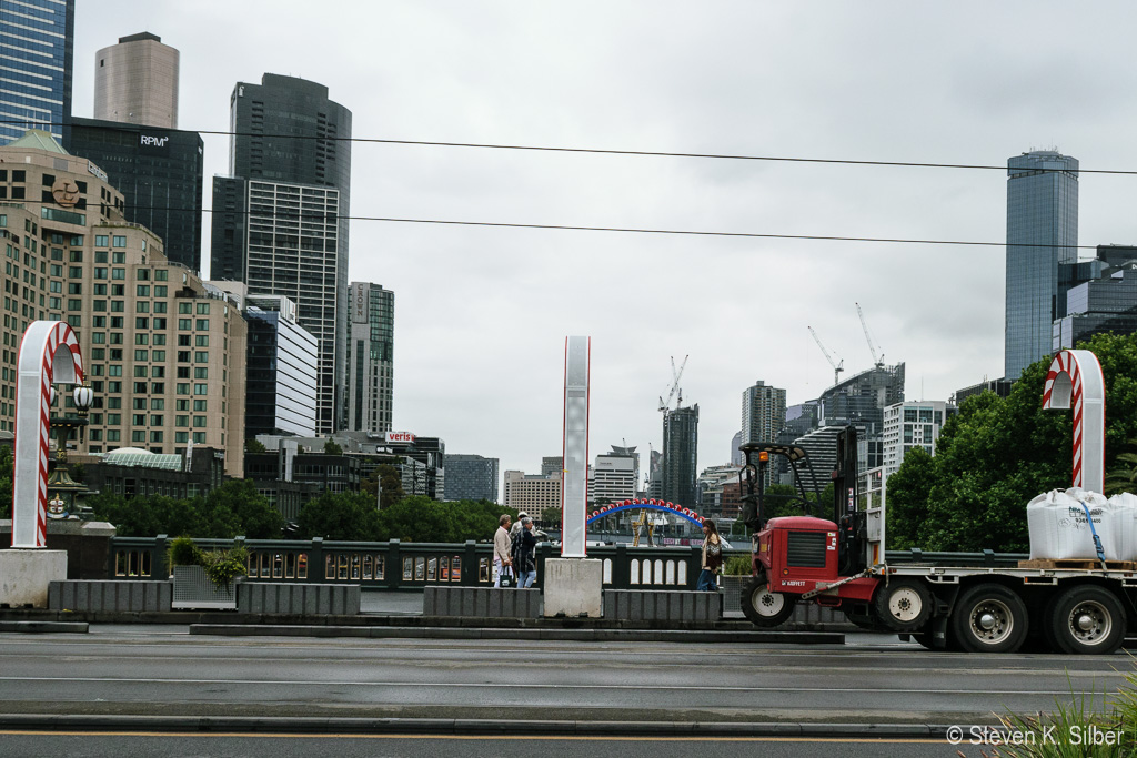 Downtown Area along the Yarra River. (1/800 sec at f / 8.0,  ISO 200,  18 mm, 18.0-55.0 mm f/3.5-5.6 ) November 14, 2023