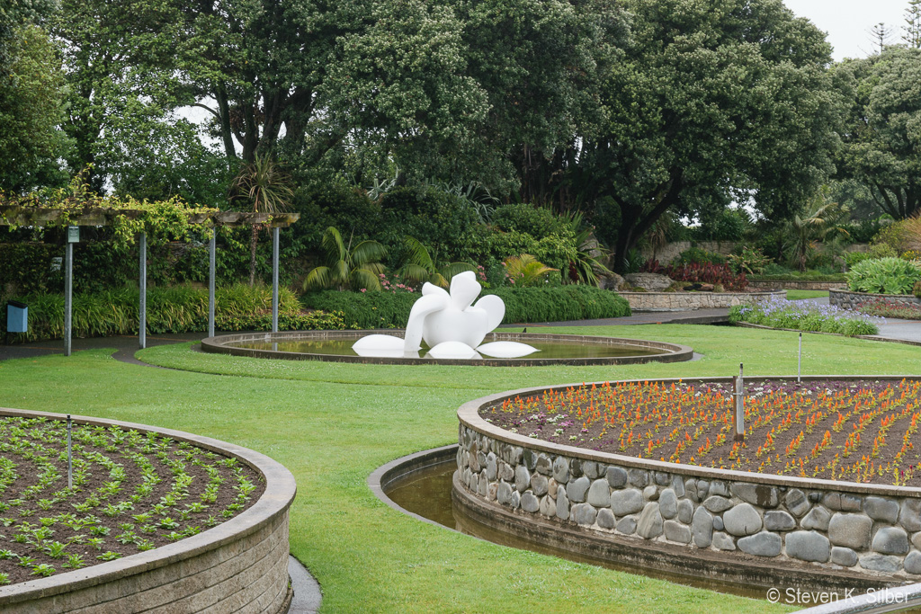 A garden near the ship terminal. (1/200 sec at f / 9.0,  ISO 200,  55 mm, 18.0-55.0 mm f/3.5-5.6 ) November 22, 2023