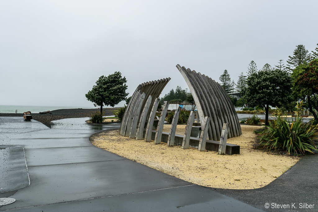 Art installation along the sea walk. (1/800 sec at f / 9.0,  ISO 200,  25 mm, 18.0-55.0 mm f/3.5-5.6 ) November 22, 2023