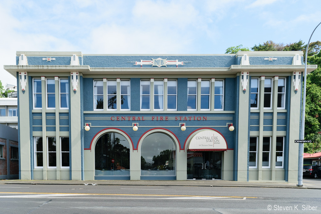 The city has ALOT of art deco style buildings. (1/250 sec at f / 9.0,  ISO 200,  18 mm, 18.0-55.0 mm f/3.5-5.6 ) November 22, 2023