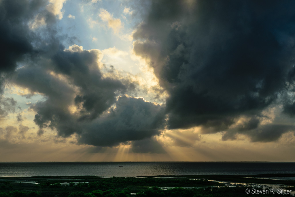 more crepuscular rays. (1/250 sec at f / 14,  ISO 100,  38 mm, 18.0-55.0 mm f/3.5-5.6 ) June 29, 2017