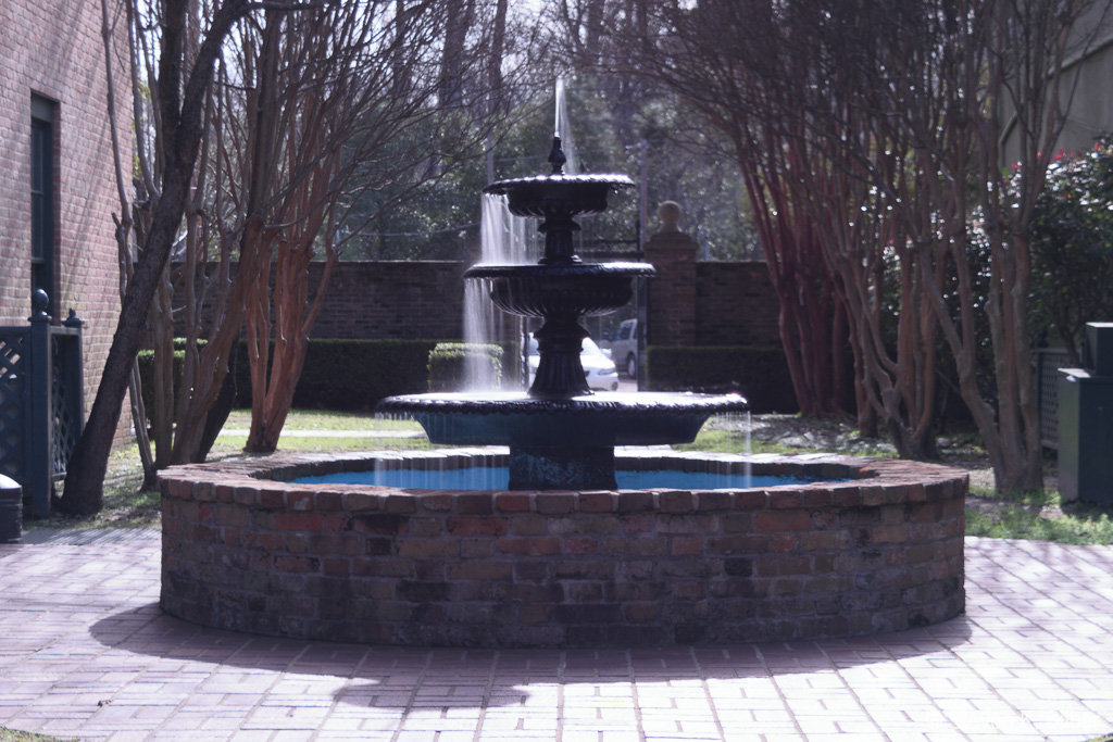 Courtyard near the County Tax office. (5.0 sec at f / 4.5,  ISO 100,  35 mm, 18.0-55.0 mm f/3.5-5.6 ) January 25, 2017