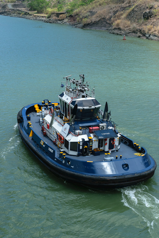 The canal has VERY clean tug boats! (1/640 sec at f / 11,  ISO 400,  40 mm, 18.0-55.0 mm f/3.5-5.6 ) May 01, 2023
