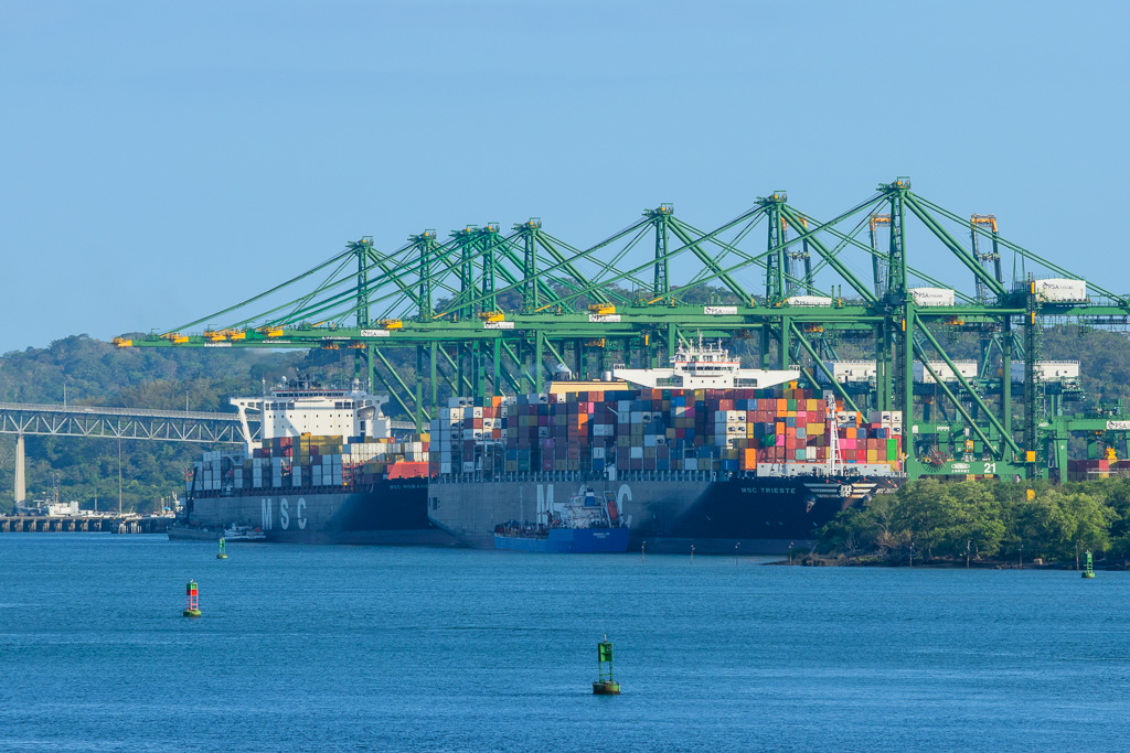 Container ship facilities outside the Miraflores locks. (1/640 sec at f / 11,  ISO 400,  220 mm, 55.0-300.0 mm f/4.5-5.6 ) May 01, 2023